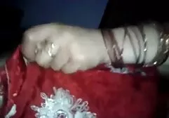 एक परिपक्व महिला अपने पैरों को फैलाती है और सेक्सी हिंदी मूवी एचडी एक छेद बंद कर देती है।