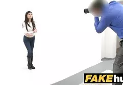 परिपक्व आदमी को सेक्सी मूवी फुल एचडी हिंदी में बहकाता है।