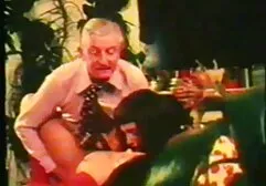 एक खूबसूरत हिंदी मूवी एचडी सेक्सी वीडियो लड़की को मेज पर चोदना।