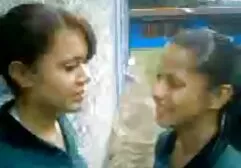माया बिजौ मेज हिंदी सेक्सी एचडी वीडियो मूवी पर हस्तमैथुन करती है।